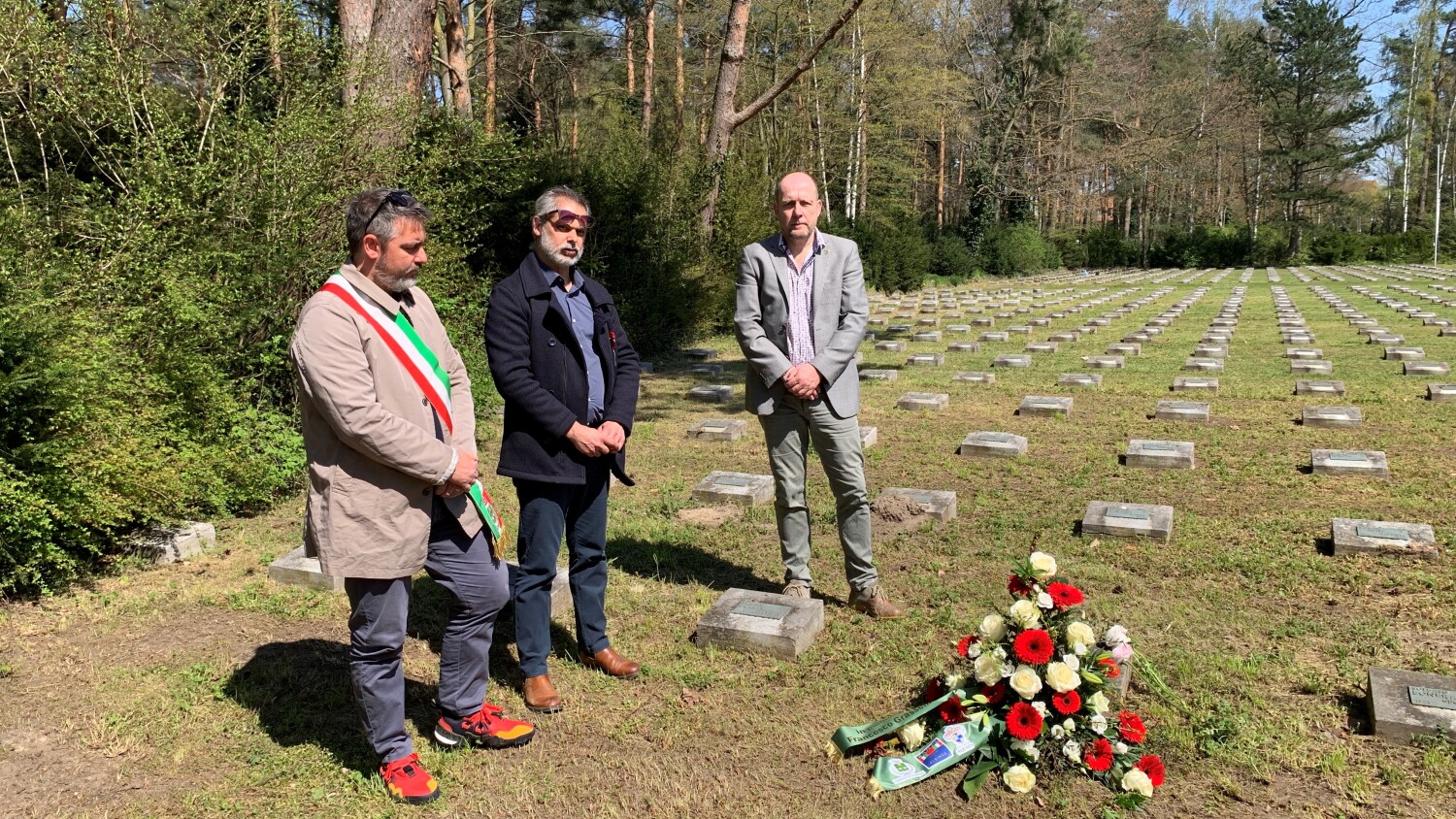 Italienische Delegationu nd Peter Groos auf dem italienischen Ehrenfriedhof in Zehlendorf