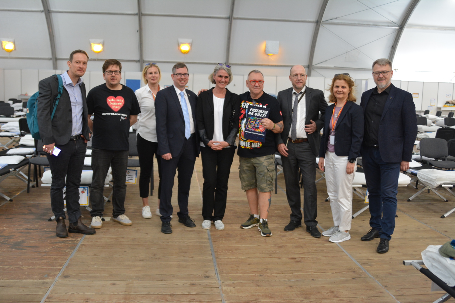 Deutsch-polnische Delegation mit Jurek Owsiak am humanitären Punkt