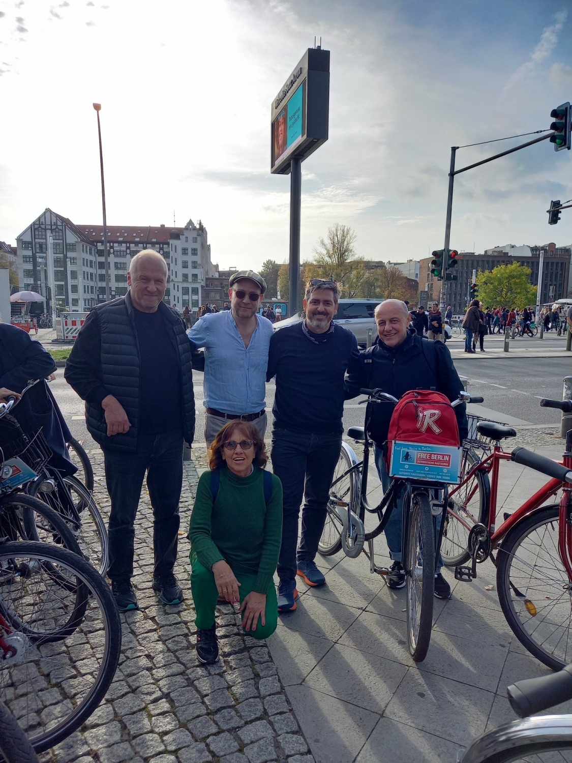 Gruppe mit Fahrrad in Berlin Mitte