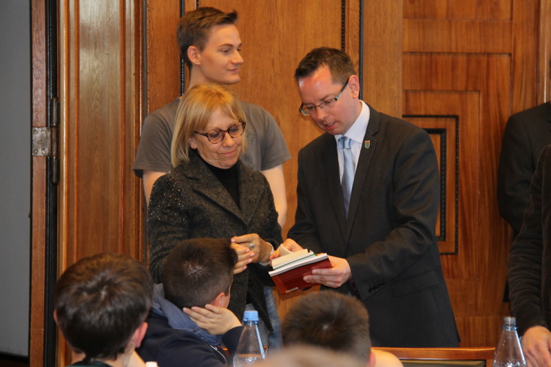 Bezirksbürgermeister Oliver Igel überreicht deutsche Literatur in italienischer Sprache für die Bibliothek in Albinea