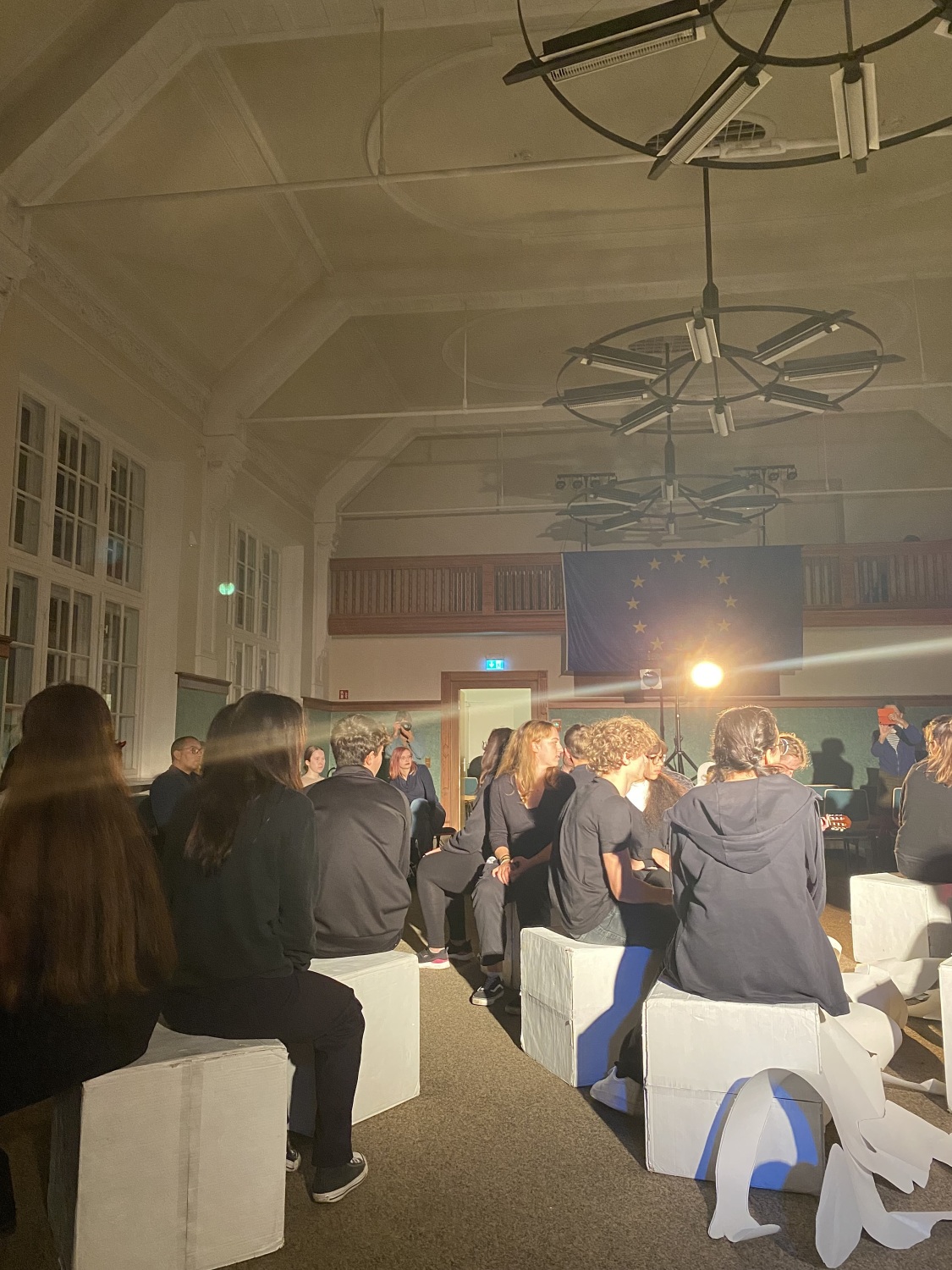 Jugendliche im Theatersaal