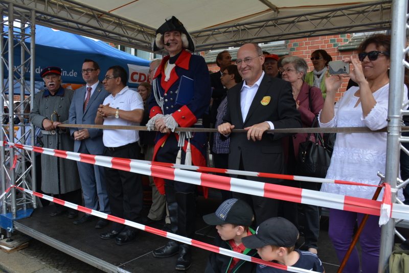 Bezirksbürgermeister Igel mit den peruanischen Gästen beim Köpenicker Sommer