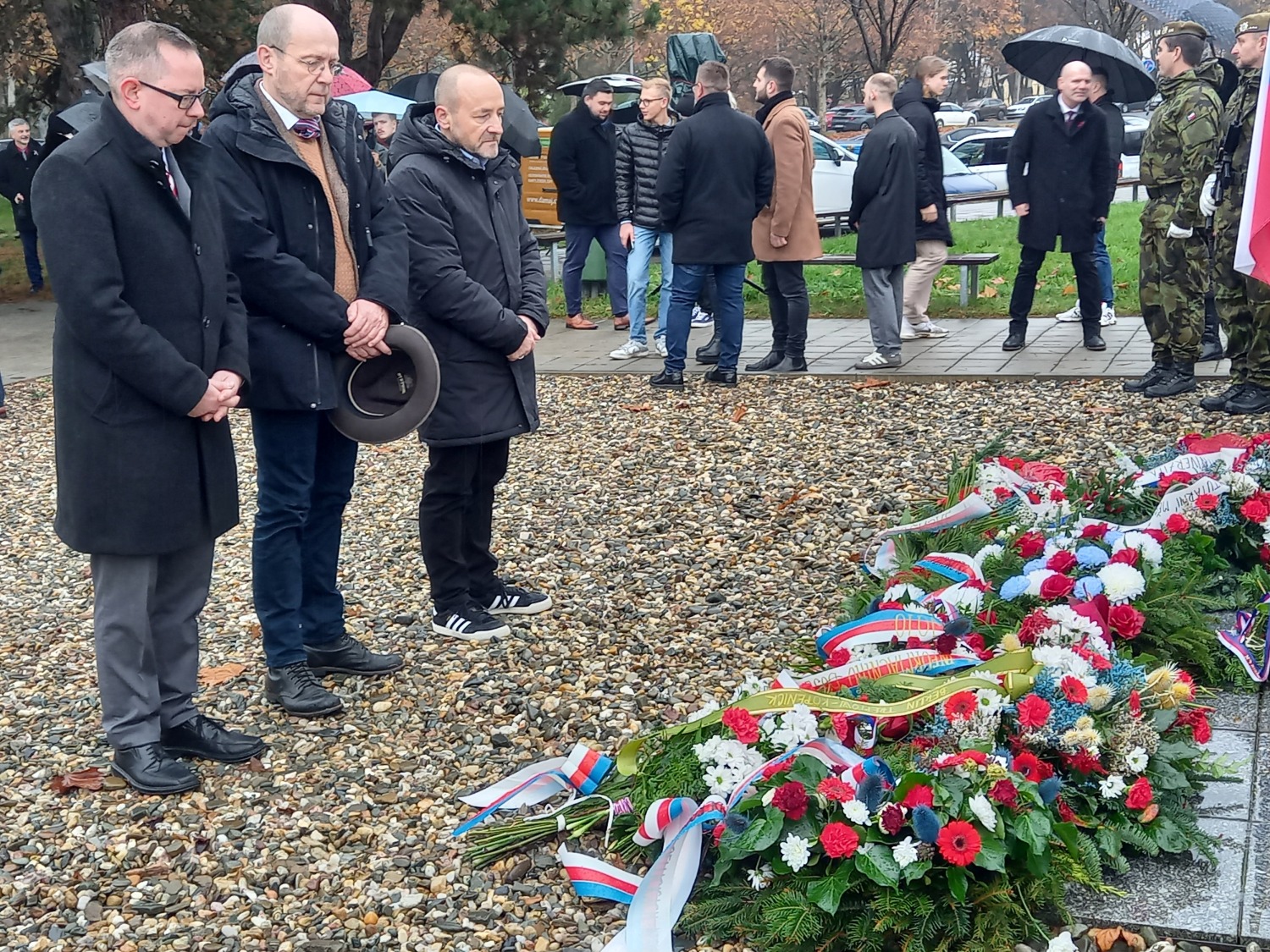 Bezirksbürgermeister Oliver Igel, BVV-Vorsteher Peter Groos sowie stellvertr. Vorsteher André Schubert zur Kranzniederlegung in Olomouc