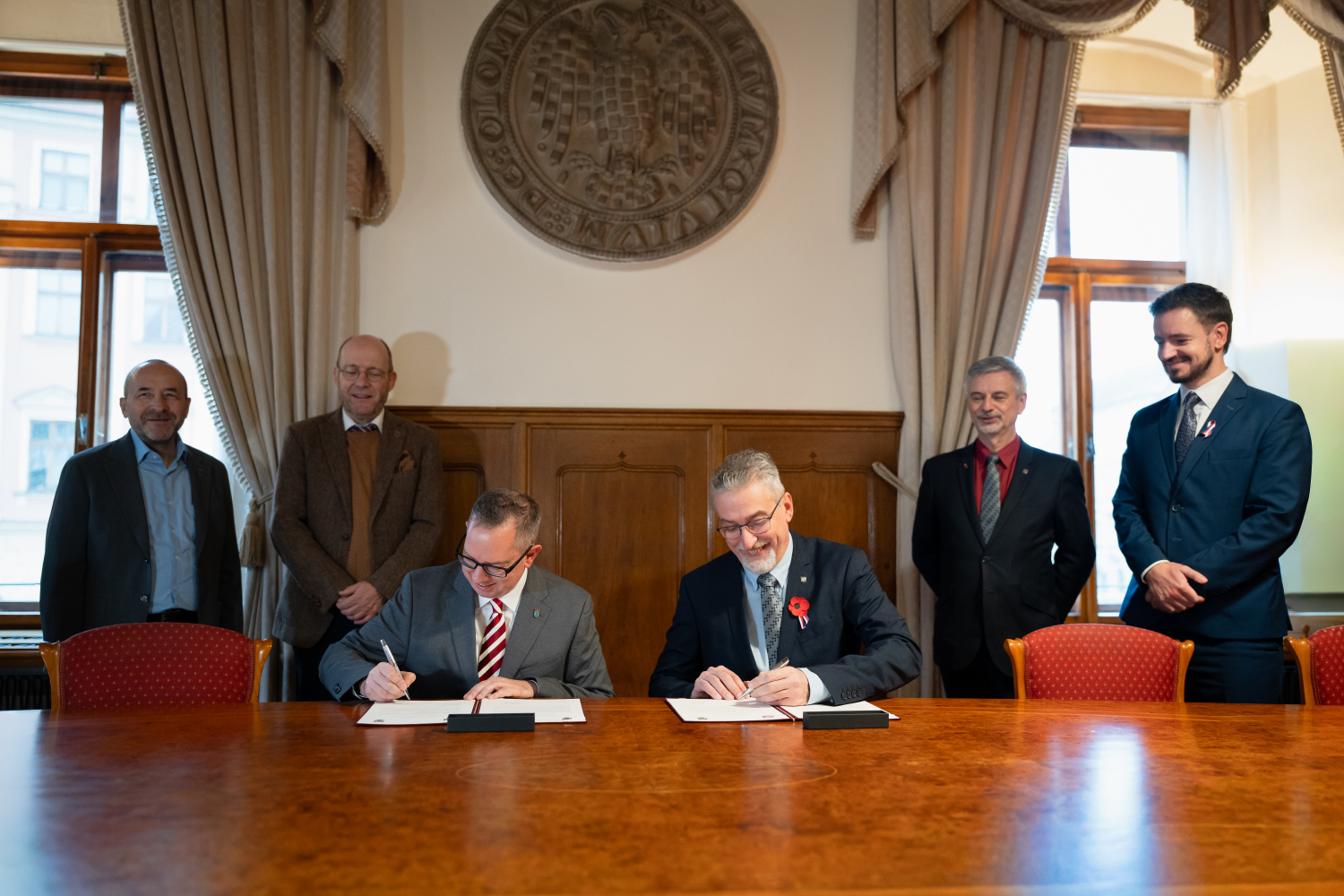 Oliver Igel und Miroslav Žbánek unterzeichnen eine Kooperationserklärung