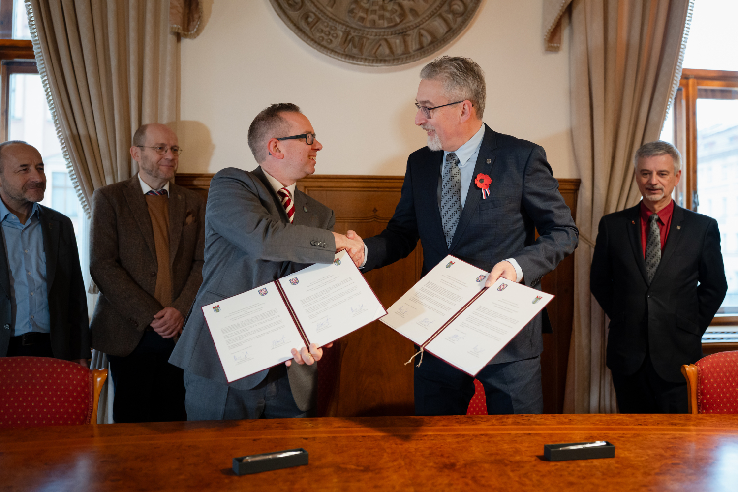 Shake-Hands nach Vertragsunterzeichnung