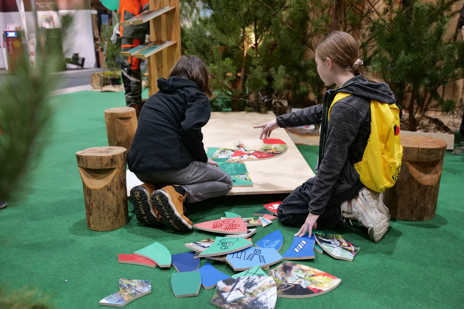 Grüne Woche 2026, Schülerinnen am Messestand der Berliner Forsten, XXL-Puzzle
