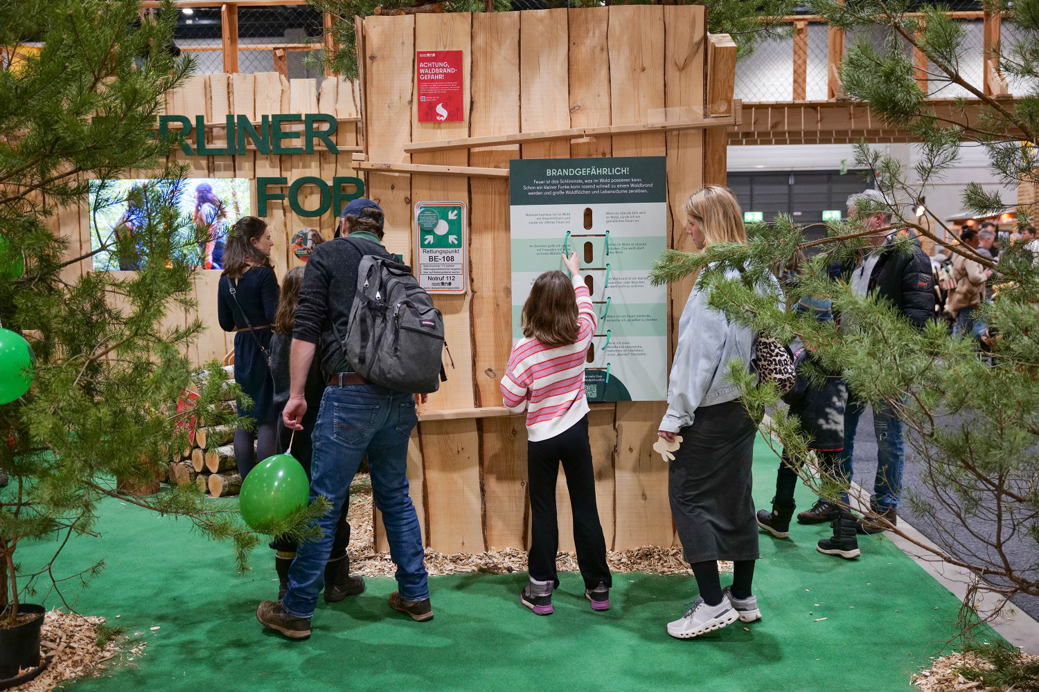Grüne Woche 2026, Schülerinnen am Messestand der Berliner Forsten