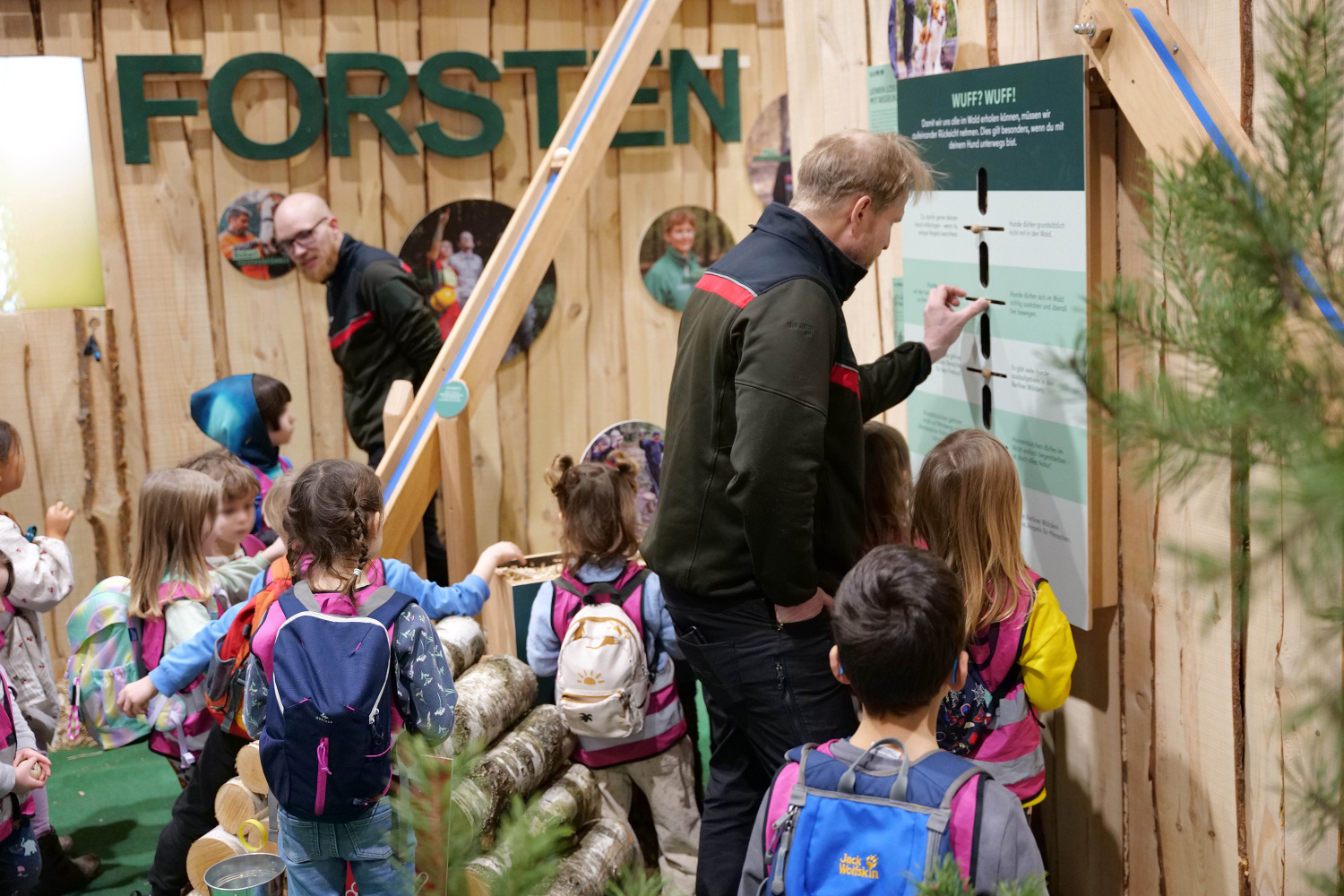 Grüne Woche 2026, Schulklasse besucht den Messestand der Berliner Forsten