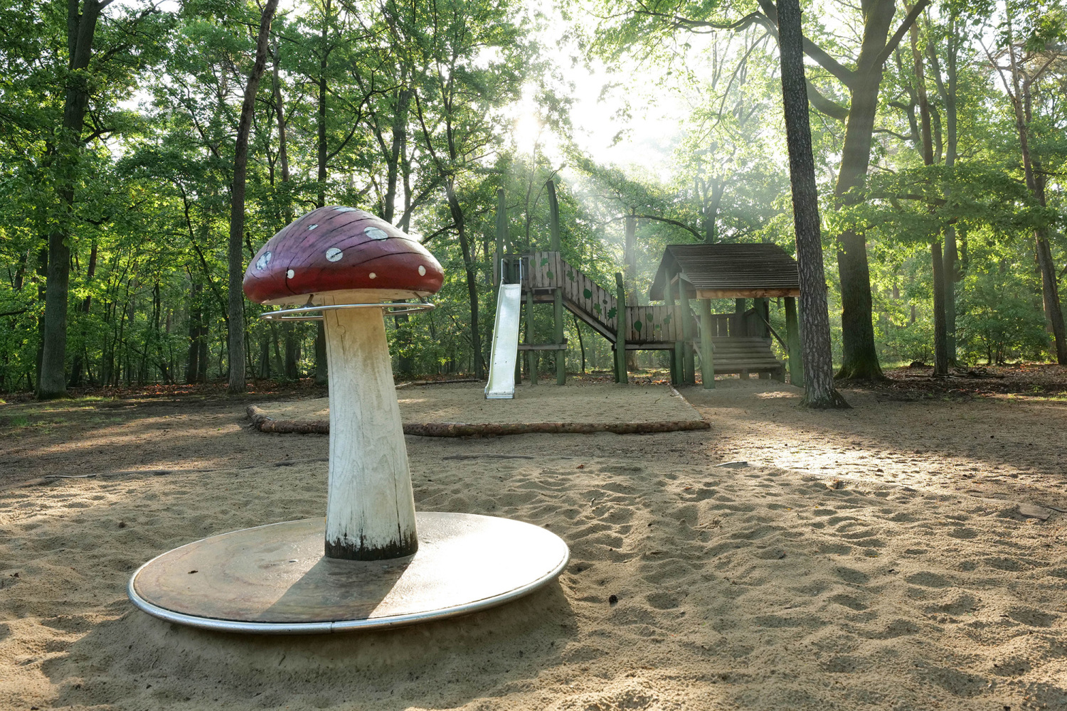 Waldspielplatz Promenade Teufelssee; Pilzkarussell, im Hintergrund Rutsche