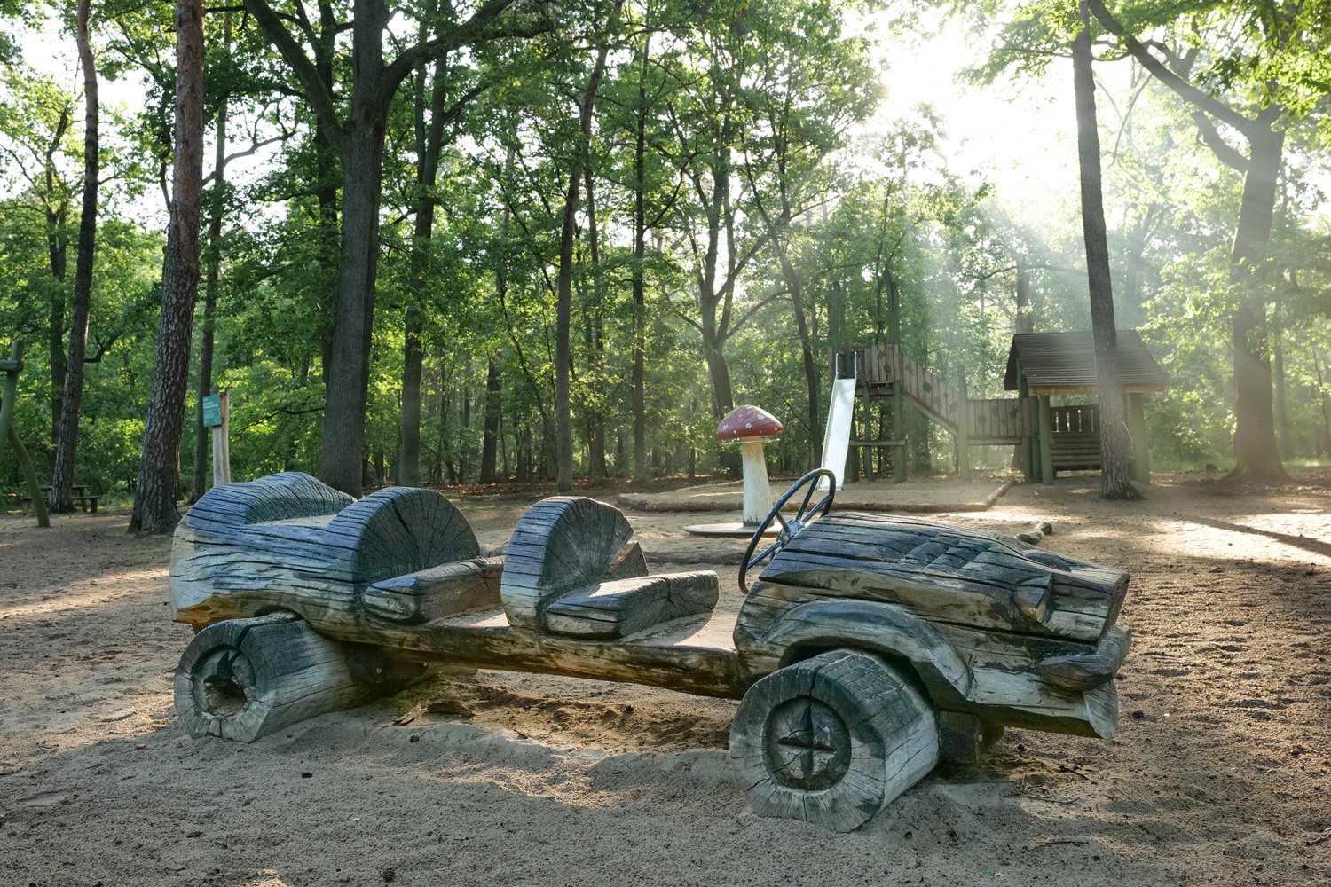 Waldspielplatz Promenade Teufelssee; Auto aus Holz