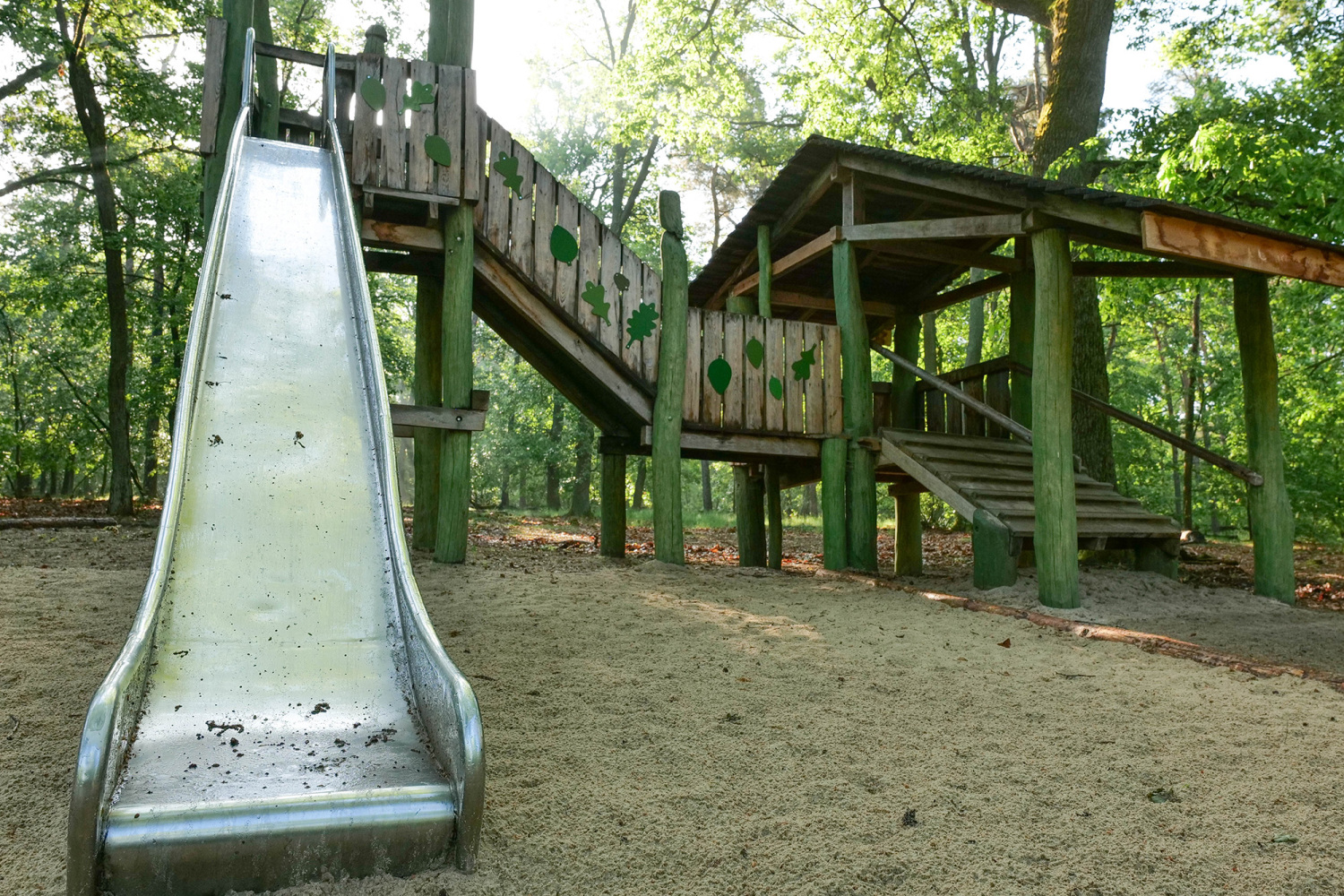 Waldspielplatz Promenade Teufelssee; Rutsche mit Aufstieg