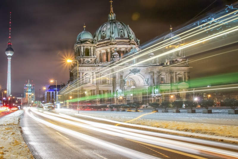  Berliner Dom und Fernsehturm bei Nacht