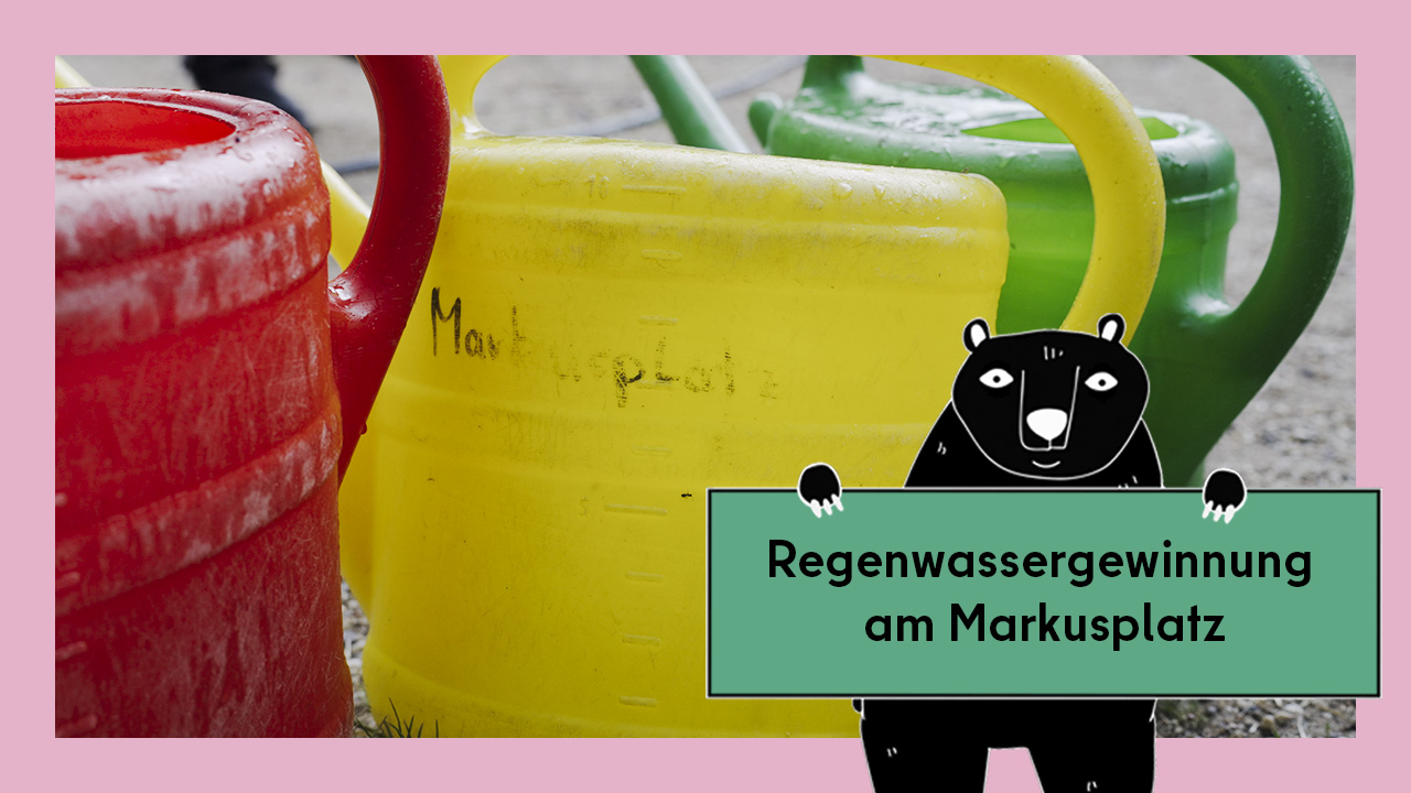 Vorschaubild für das Video Regenwassergewinnung – Beispiel vom Markusplatz. Abgebildet sind drei bunte Gießkannen.