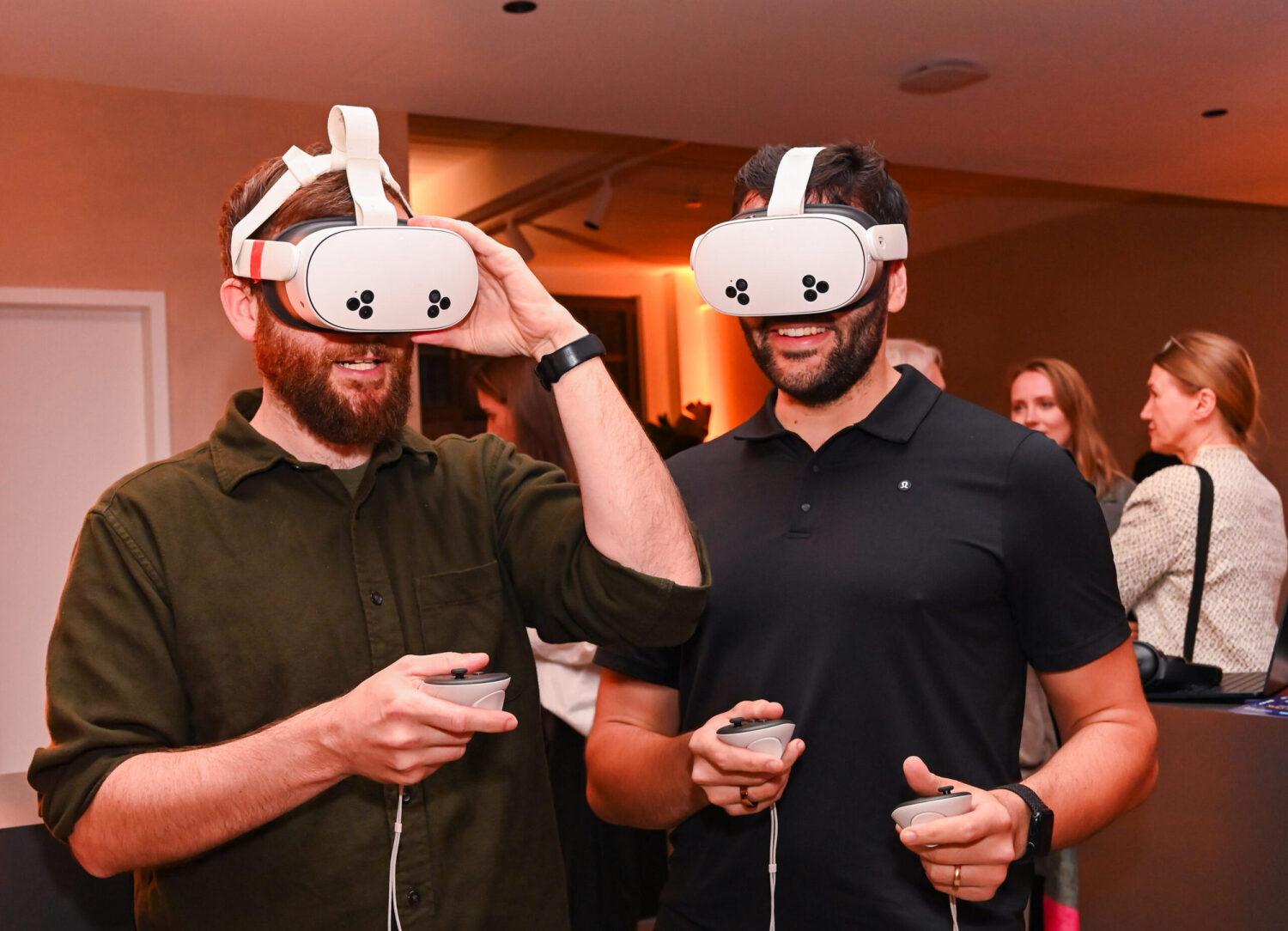 Zwei Männer testen VR-Brillen auf der Gamescon