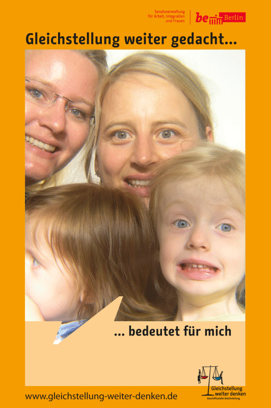 Zwei Frauen und zwei Kinder im Fotoboxrahmen