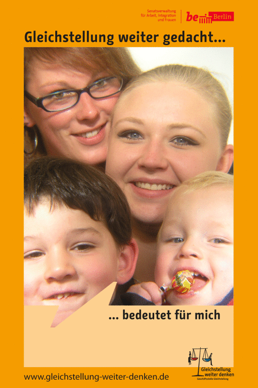 Zwei Frauen und zwei Kinder im Fotoboxrahmen