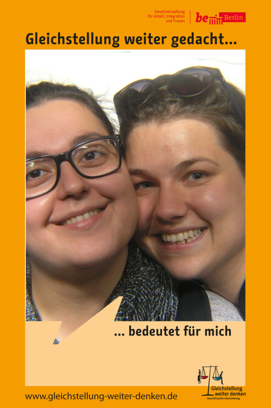 Zwei lachende Frauen im Fotoboxrahmen Gleichstellung weiter gedacht bedeutet für mich