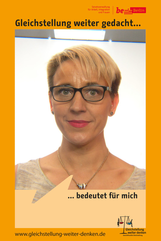 Frau mit kurzen Haaren und Brille im Fotoboxrahmen Gleichstellung weiter gedacht bedeutet für mich