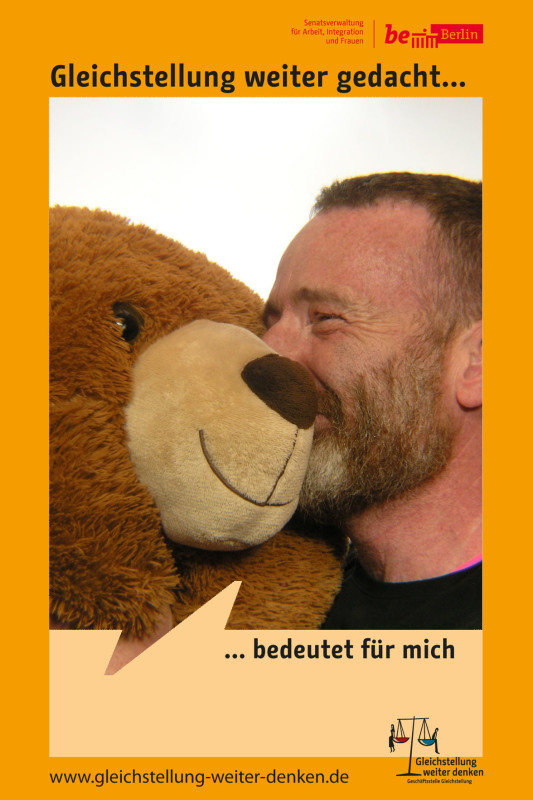 Mann mit Bart und Teddybär im Fotoboxrahmen Gleichstellung weiter gedacht bedeutet für mich