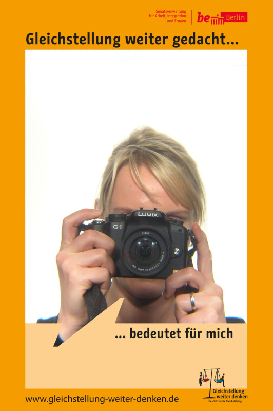 Eine Frau mit einer Kamera im Fotoboxrahmen