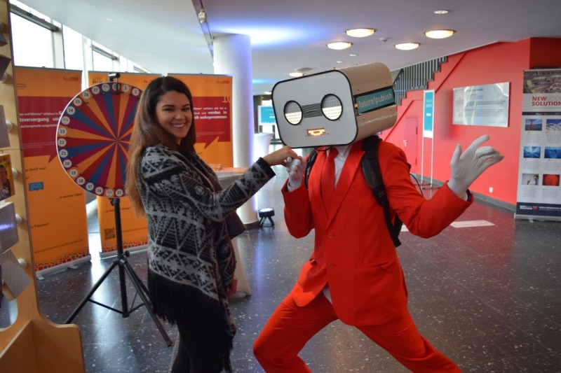 Ein Roboter naehert sich einer Promoterin der Kampagne