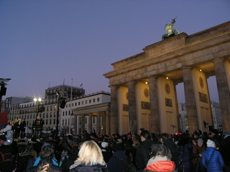 eine große Menschenmenge vor dem Brandenburger Tor
