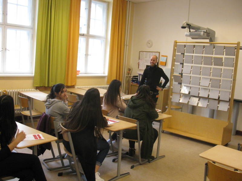 Schülerinnen und Schüler sitzen in einem Klassenraum