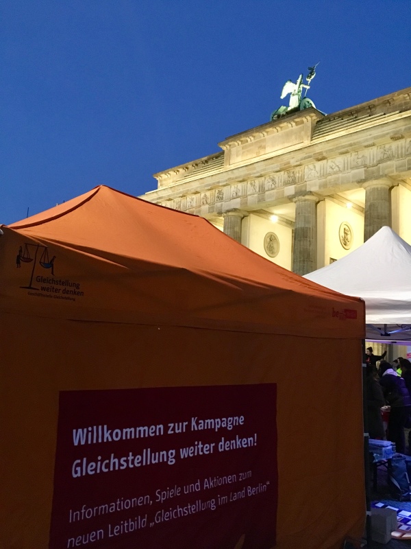 Das GPR-Zelt und im Hintergrund das Brandenburger Tor