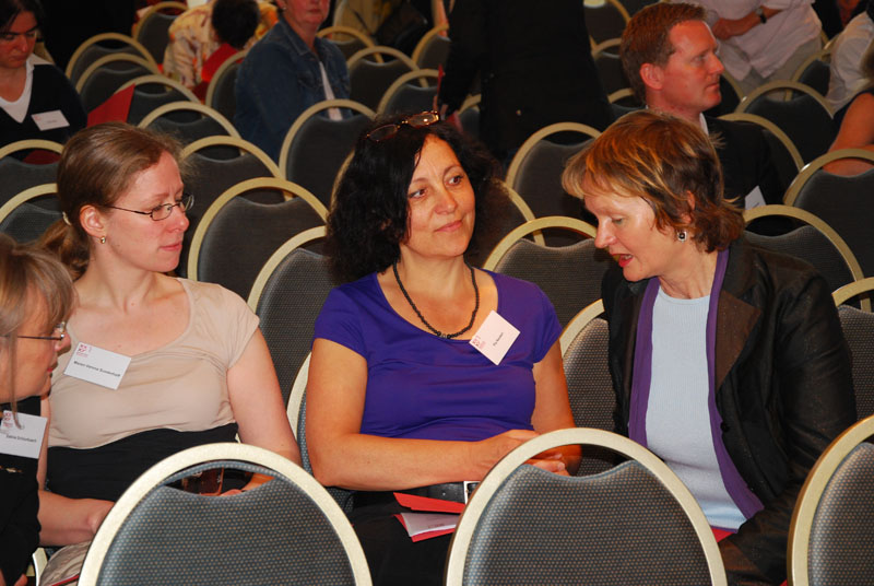 Drei Frauen unterhalten sich im Tagungsraum