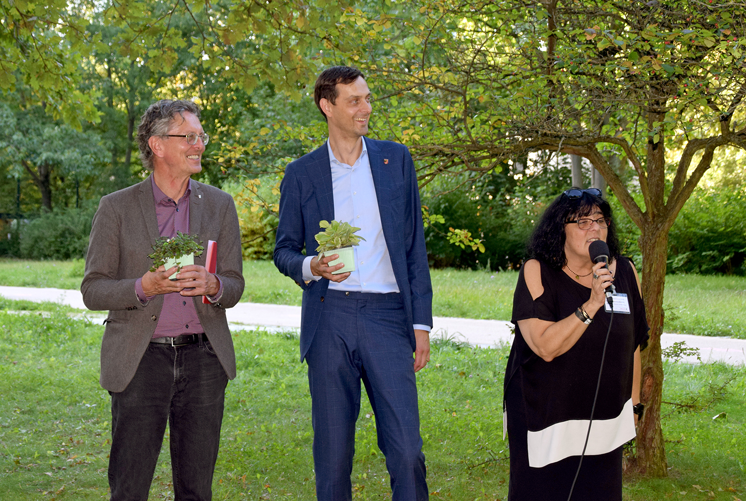 Senator Christian Gaebler, Bezirksbürgermeister Martin Hikel und die Neuköllner Beauftragte für Menschen mit Behinderung, Katharina Smaldino