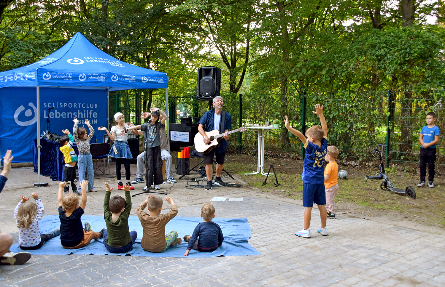 Kindermusiker Krawuttke und Marissa bringen alle Kinder zum Mitsingen