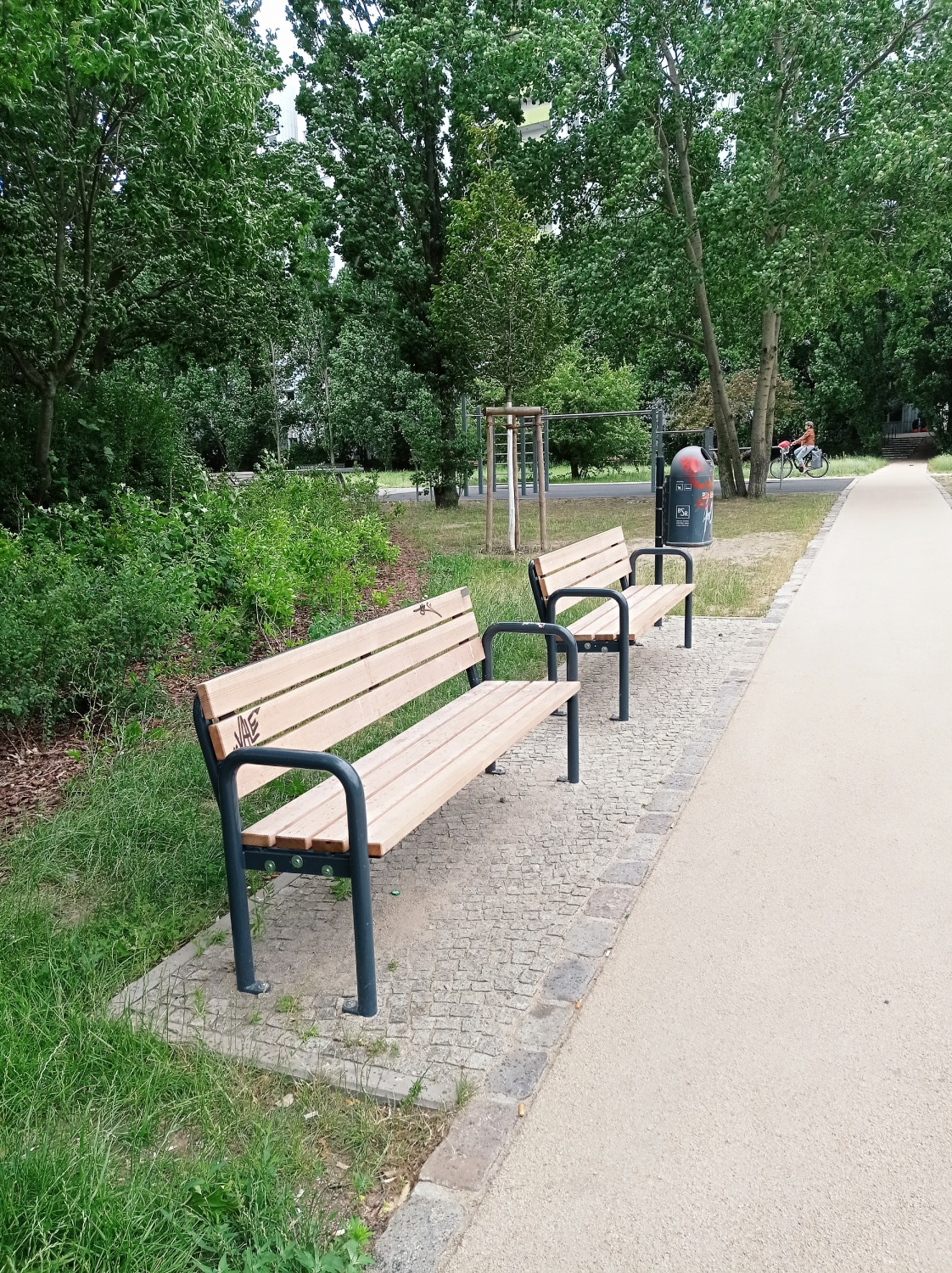 Sitzgelegenheiten entlang der Wege