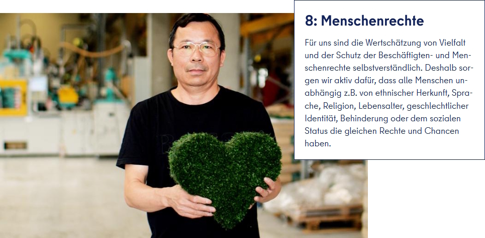 Mitarbeiter hält ein Herz aus Rollrasen.