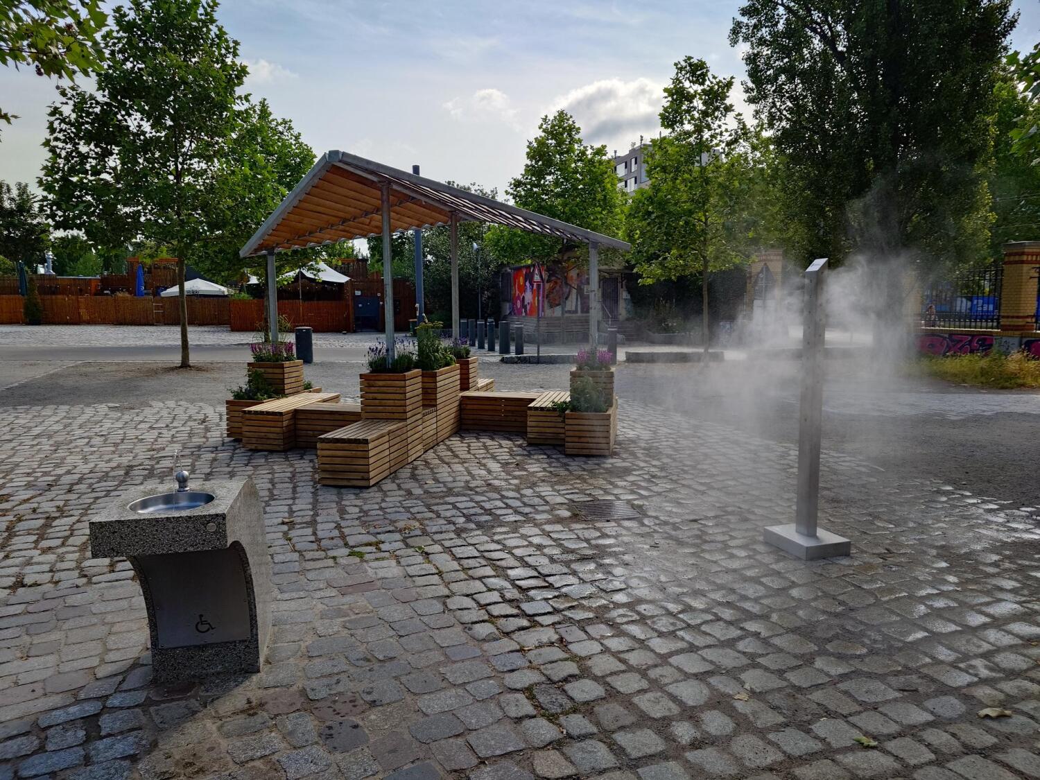 Cooling Point 2026: Ensemble aus Sitzmodulen, Trinkbrunnen und Vernebelungsanlage