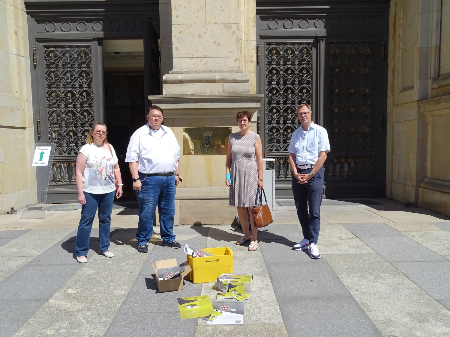 Vertreter/innen der Besoldungsallianz mit Protestmails