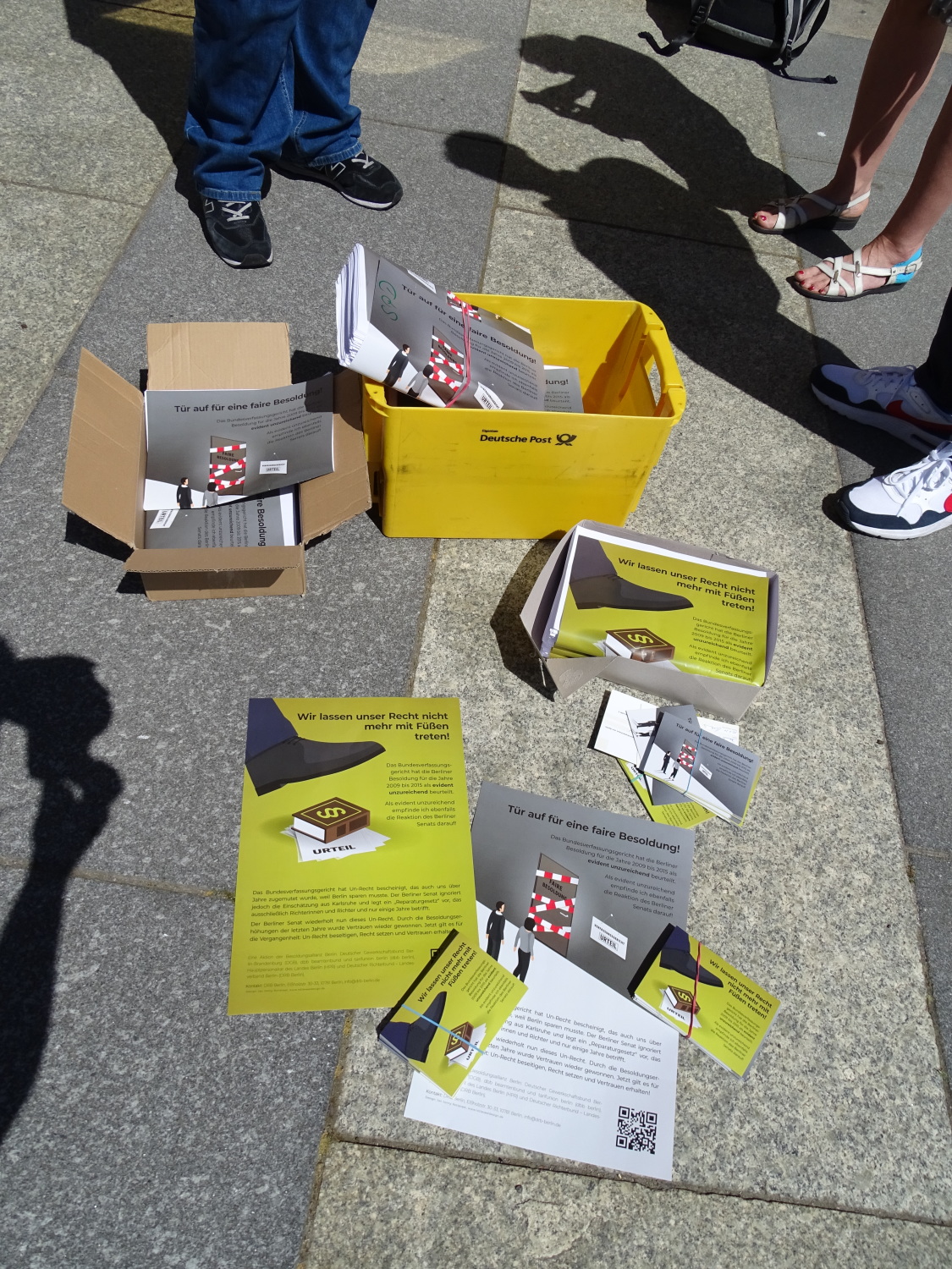 Postkörbe voller Mails auf der Straße