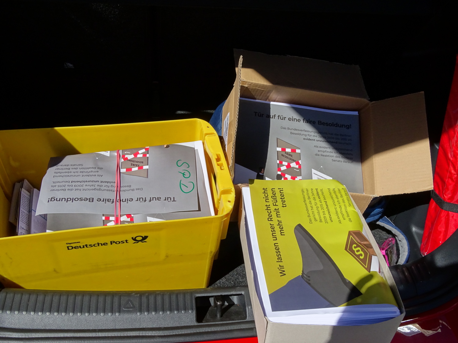 Postkörbe voller Mails im Kofferraum