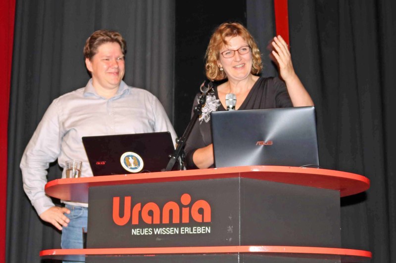 Marcel Mudrich und Daniela Ortmann präsentieren die Ergebnisse des Votings auf der Bühne.