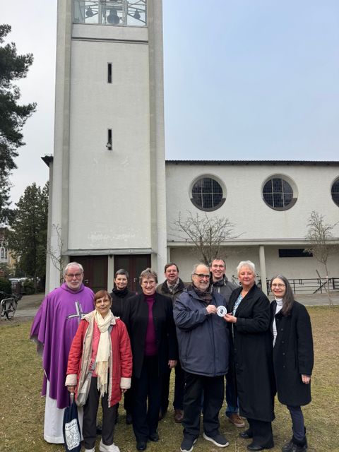 Von links nach rechts im Bild: Pfarrer Matthias Brühe (Allerheiligen), Angelika Niesel (Vorstandsmitglied Förderverein), Barbara Gorgas (Pfarrerin ev. Kirchengemeinde Tegel-Borsigwalde), Michael Barduni (Mitglied Förderverein), Jörg Schmidt (Vorsitzender Förderverein), Kerstin Köppen (BVV-Vorsteherin), Andrea Behnke, Frau Brigitte Dallmann (Mitglied im Förderverein) (Bild: Germar Köhn )