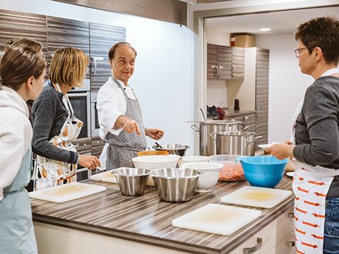 Kochkurs mit Kay Ivers - Der Kursleiter erklärt die Zutaten und zeigt auf eine Schüssel