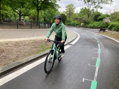 Mit dem Rad auf dem Weg zur Besichtigung eines Werkhofs (Bild: Dr. Julia Jarass und Hanna Rhein)