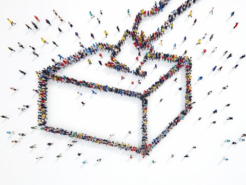 Menschen bilden das Symbol einer Wahlurne