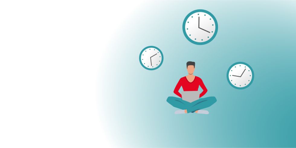 Eine Person mit einem Laptop auf dem Schoß, dahinter drei Uhren