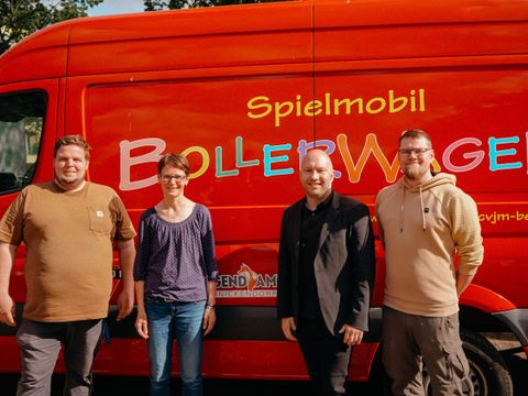 10 Jahre Jubiläum Bollerwagen: v.l. Stephan Trojanowski (Generalsekretär CVJM Berlin), Margrit Kirst (Leiterin Spielmobil Bollerwagen), Alexander Ewers (Bezirksstadtrat), Markus Netzel (Co-Leiter Spielmobil Bollerwagen) (Bild: CVJM)