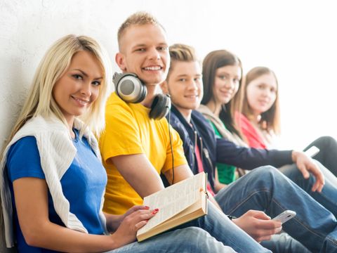 Jugendliche sitzen nebeneinander
