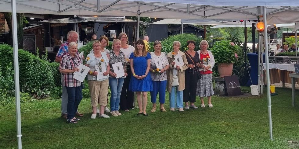 Stellv. Bezirksbürgermeisterin und Bezirksstadträtin Carolin Weingart ehrt die langjährig tätigen Ehrenamtlichen in den Sozialkommissionen