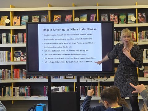 Dozentin Sarah Geißler erklärt Regeln für ein gutes Klima in der Klasse