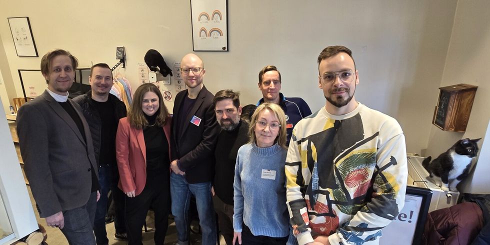 Marc Mildenberger, Clara Herrmann, Moritz Vernier, Martin Knauf, Cedrik Lutz, Evelyn Schulz und die Ihnhaber des Katzen-Cafés Patrick Frauenheim und Richard Gottlob
