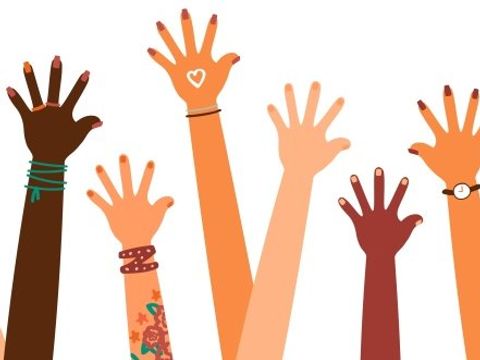 Erhobene Hände verschiedener Menschen