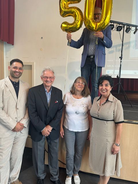 v.l.n.r.: Diederich, Berlin, Baasner, Bezirksbürgermeisterin Demirbüken-Wegner. Der Herr, der die 50 hält, ist der Musiker Frank Streffing. (Bild: BA Rdf)